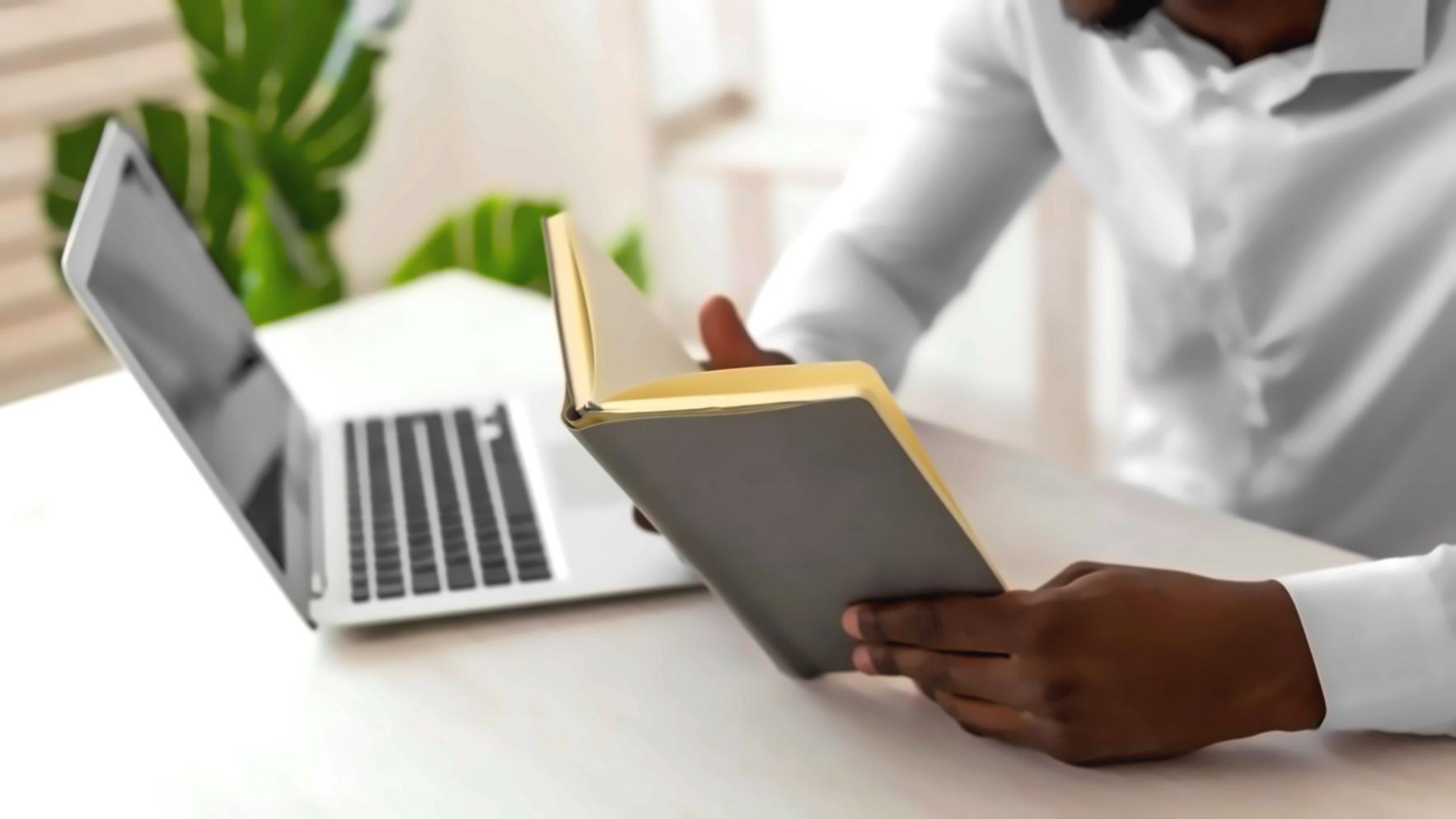 Session de travail en petit groupe sur l'analyse de rentabilité d'un projet commercial